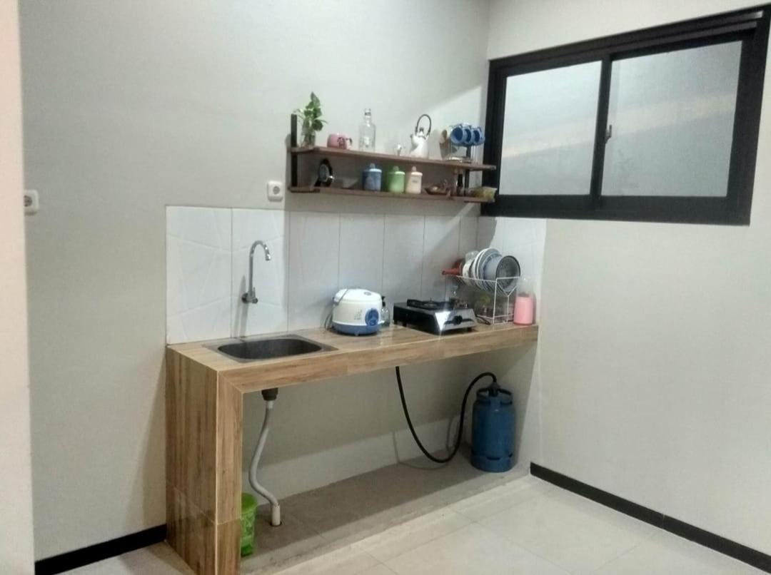 Phoenix Guest House Сурабая Екстериор снимка