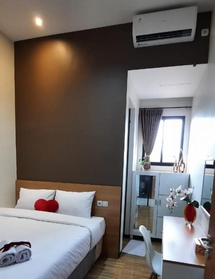 Phoenix Guest House Сурабая Екстериор снимка