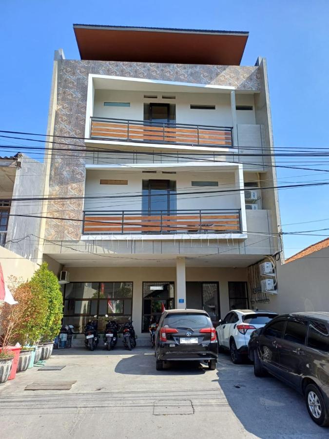 Phoenix Guest House Сурабая Екстериор снимка