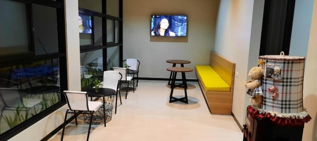 Phoenix Guest House Сурабая Екстериор снимка